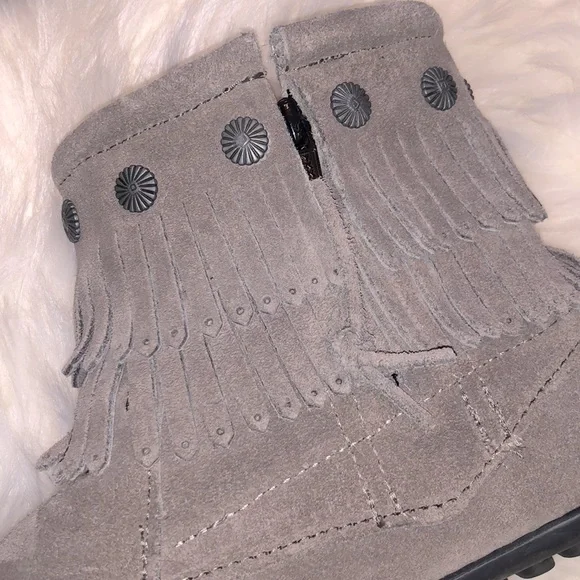 MINNETONKA ~ DOUBLE FRINGE SIDE ZIP MOCCASINS - Picture 8 of 9